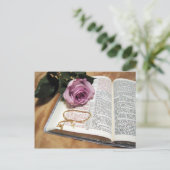 Bijbel en Paars Roos met dwarsketen Briefkaart (Staand voorkant)
