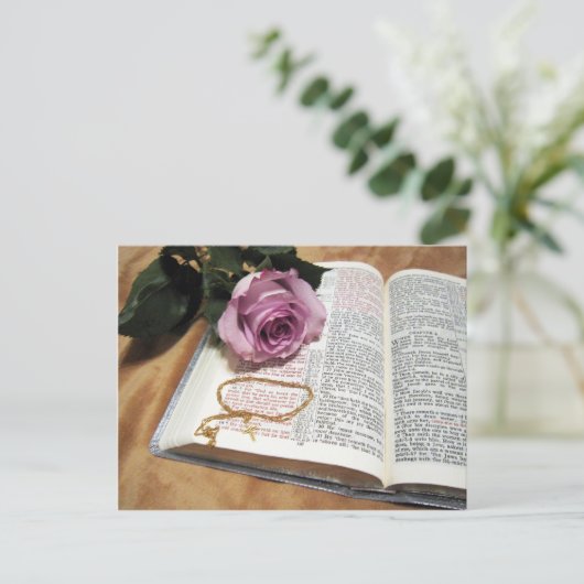 Bijbel en Paars Roos met dwarsketen Briefkaart (Staand voorkant)