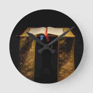 Bijbel in de kerk ronde klok