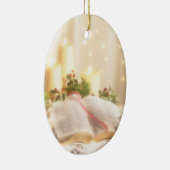Bijbel, kaarsen en Holly - Keramisch Ornament (Rechts)