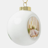 Bijbel, kaarsen en Holly - Keramische Bal Ornament (Links)