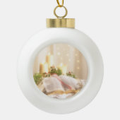 Bijbel, kaarsen en Holly - Keramische Bal Ornament (Voorkant)