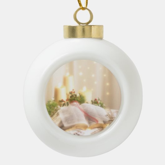 Bijbel, kaarsen en Holly - Keramische Bal Ornament (Voorkant)