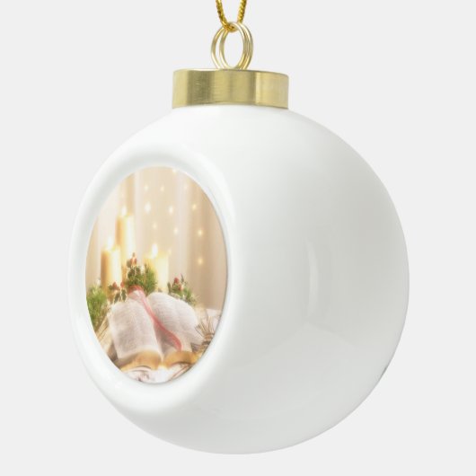 Bijbel, kaarsen en Holly - Keramische Bal Ornament (Rechts)