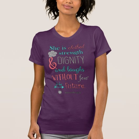 Bijbel, Proverbs 31:25, ze is in sterkte geklokt T-shirt (Voorkant)