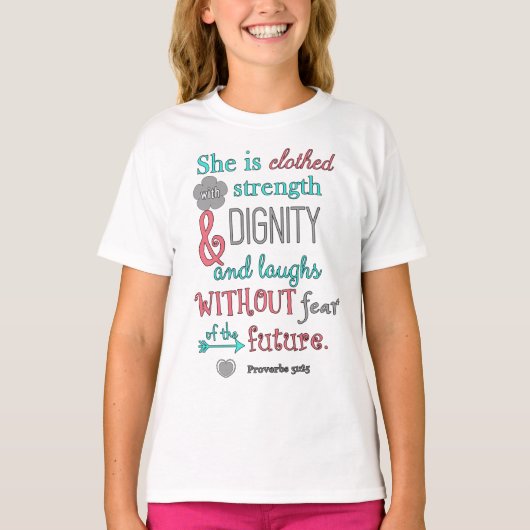 Bijbel, Proverbs 31:25, ze is in sterkte geklokt T-shirt (Voorkant)