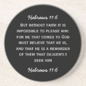 Bijbelpassage Hebreeuws 11:6 in witte tekst. Zandsteen Onderzetter (Voorkant)