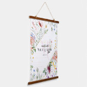 Bijbeltekst met wilde bloem | Initiaalmonogram Hangend Wandkleed (Gebogen)