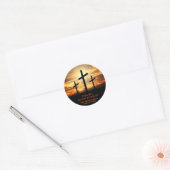 Bijbeltekststicker met drie kruizen ronde sticker (Envelop)