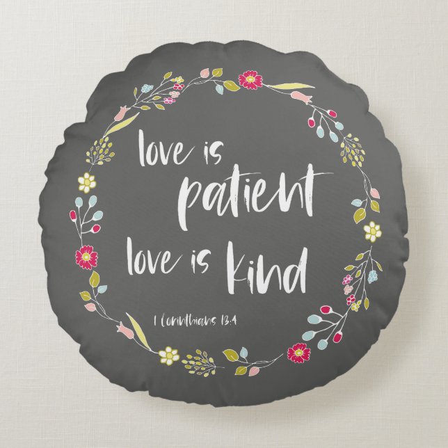 Bijbelvers: Liefde is patiënt, Liefde is vriendeli Rond Kussen (Voorkant)