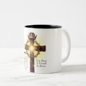 Bijbelvers met houten kruis en troonkroon tweekleurige koffiemok (Voorkant rechts)