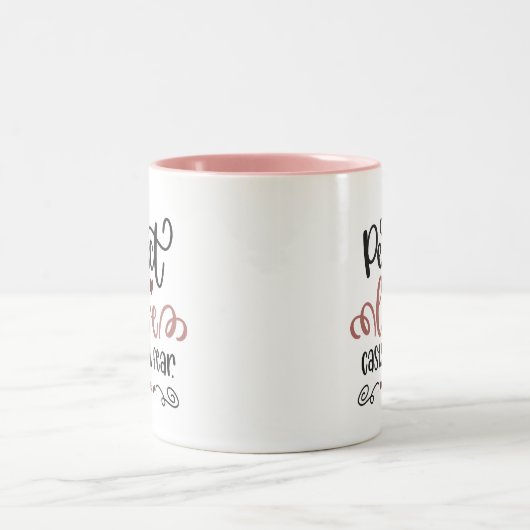 Bijbelvers ✝️ Perfecte liefde werpt angst uit Tweekleurige Koffiemok (Center)