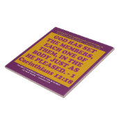 Bijbelvers van 1 Corinthians 12:18. Tegeltje (Zijkant)