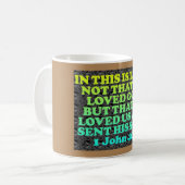Bijbelvers van 1 John 4:10. Koffiemok (Voorkant links)