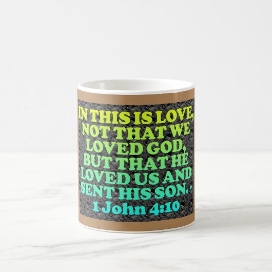 Bijbelvers van 1 John 4:10. Koffiemok (Center)