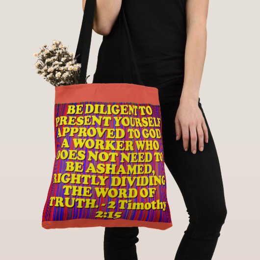 Bijbelvers van 2 Timothy 2:15. Tote Bag (Dichtbij)
