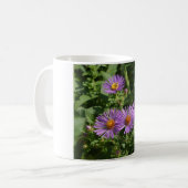 Bijen aan het werk op Asterbloemen Koffiemok (Voorkant links)