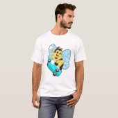 Bijen als Skater met skateboard T-shirt (Voorkant volledig)