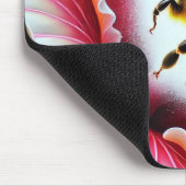 Bijen bestuiven een bloeiende hibiscusbloem muismat (Hoek)