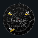 Bijen blij hommels zwart monogram dartbord<br><div class="desc">Versierd met vrolijke,  lachende gele en zwarte hommels. Een zwarte achtergrond. Wit handgeschreven script en de tekst: Be Happy. Personaliseer en voeg uw familienaam toe.</div>