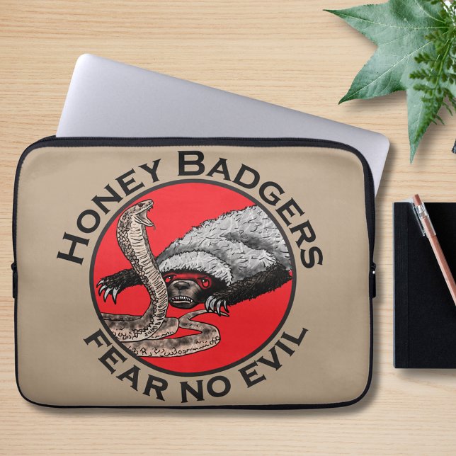 Bijen Das Sen Zit Niet In Over De Quote Laptop Sleeve (Honey badger fear no evil quote badass honey badger verses cobra snake illustration laptop sleeve)