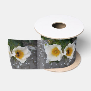 Bijen en bloemen in de lente satijnen lint
