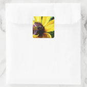 Bijen en gele bloem vierkante sticker (Tas)