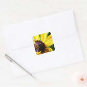 Bijen en gele bloem vierkante sticker (Envelop)