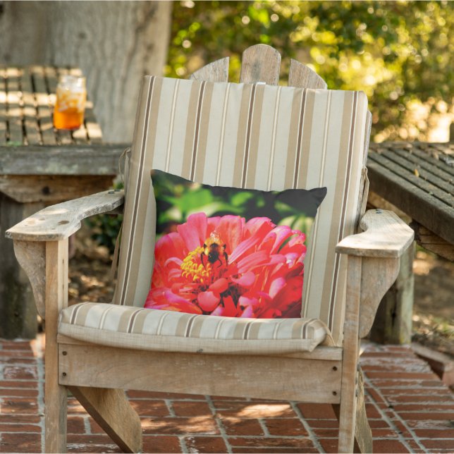 Bijen en koraal Zinnia Buitenkussen (Stoel)