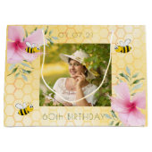 Bijen gele honingraat roze bloemen 60e verjaardag groot cadeauzakje (Voorkant)