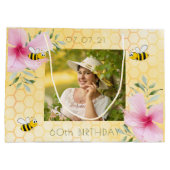 Bijen gele honingraat roze bloemen 60e verjaardag groot cadeauzakje (Achterkant)