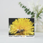Bijen geweldige inspirerend bijen op gele dandelio briefkaart (Staand voorkant)