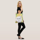 Bijen honinggeel bloemenmonogram tote bag (Op model)
