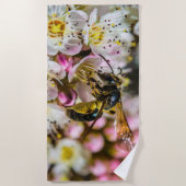 Bijen in de buurt Beach Handdoek (Voorkant)