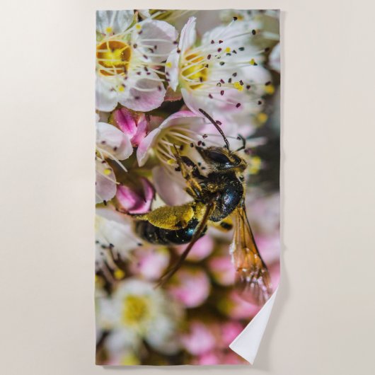 Bijen in de buurt Beach Handdoek (Voorkant)
