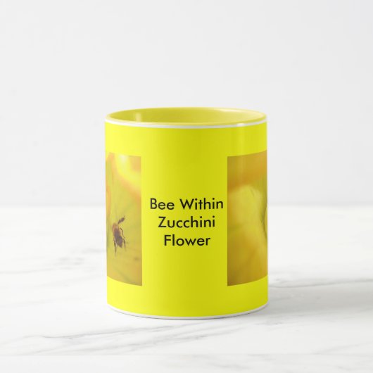 Bijen in de Zucchini-bloem Mok (Midden)