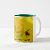 Bijen in de Zucchini-bloem Tweekleurige Koffiemok (Voorkant rechts)