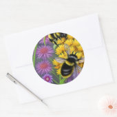 Bijen in een bloem ronde sticker (Envelop)