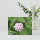 Bijen in vlucht briefkaart (Staand voorkant)