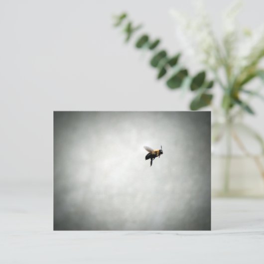 bijen in vlucht briefkaart (Staand voorkant)