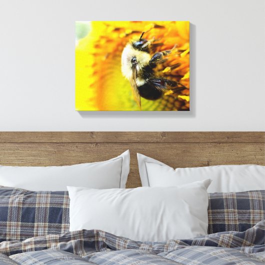 Bijen in zonnebloem — Cheerful Canvas afdrukken (Insitu (Slaapkamer))