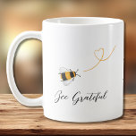 Bijen Koffiemok<br><div class="desc">Deze mok is versierd met waterverf honingbijen en "Bee Grateful" in stijlvolle scripttypografie. Gemakkelijk aan te passen met uw monogram. Originele Waterverf © Michele Davies.</div>