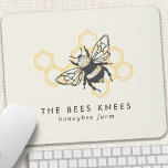 bijen Logo Rustische honingbij Muismat<br><div class="desc">Logo bijen Rustische Muismat Honeybee. Dit trendy ontwerp kenmerkt een zwarte honingbij tegen een gele honingraatachtergrond. Het perfecte bijenmodel voor een imkerij.</div>