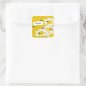 Bijen op bloemenvierkante Sticker - gele achtergro (Tas)