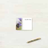 Bijen op een blauwe Tansy Notes (Op bureau)