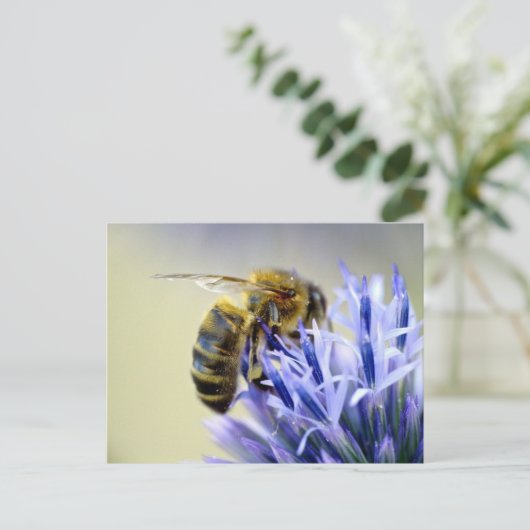 Bijen op een bloem briefkaart (Staand voorkant)