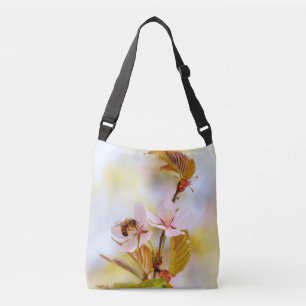 Bijen op een Cherry Flower Crossbody Tas