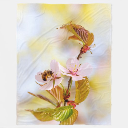 Bijen op een Cherry Flower Fleece Deken (Voorkant)