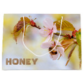 Bijen op een Cherry Flower Large Cadeautasje (Voorkant)