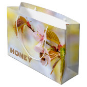 Bijen op een Cherry Flower Large Cadeautasje (Achterkant Gekanteld)